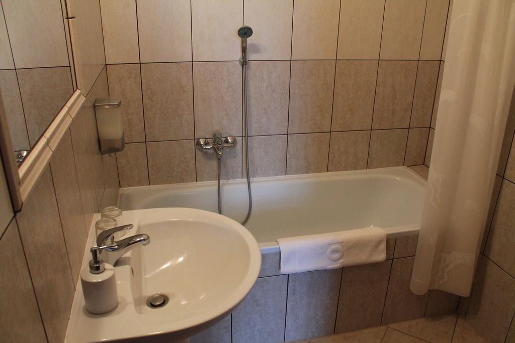 Madi Kuria Hotel الغرفة الصورة